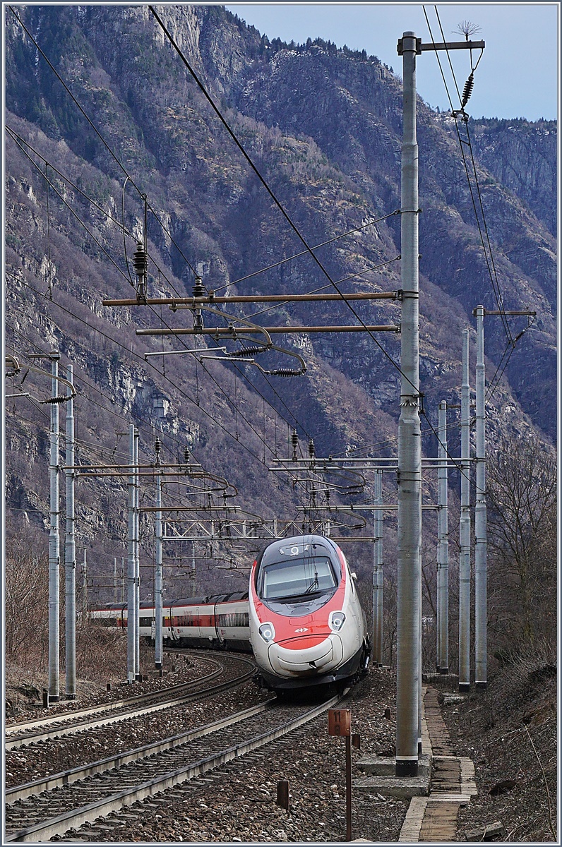 Zwei SBB RABe 503 (ETR 610) neigen sich als EC 52 von Milano nach Basel im engen Val Divedro Richtng Norden und erreichen in Kürze Varzo. 
1. März 2017