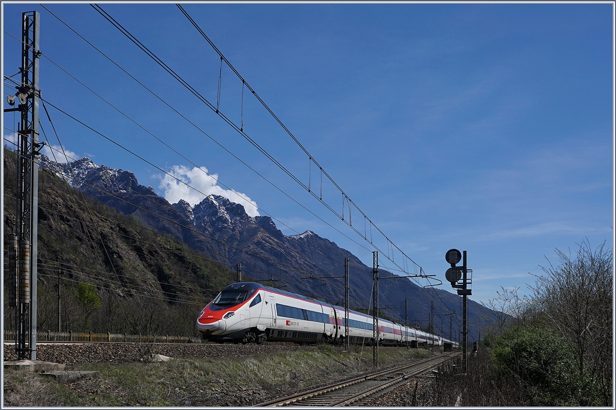 Zwei SBB RABe 503 sind als EC /ECE 151 von Milano Centrale nach Basel SBB /Frankfurt am Main HBF unterwegs und erreichen in Kürze Premossello Chiovenda. 

8. April 2019