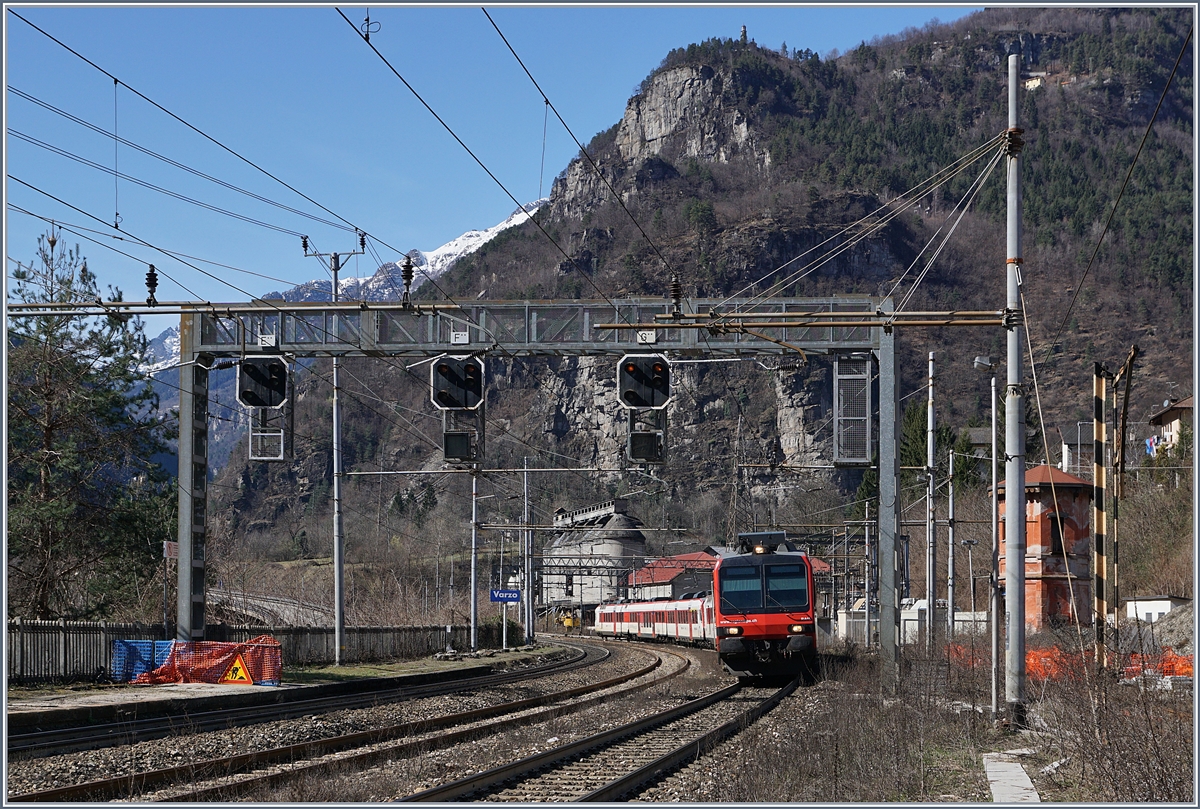 Zwei SBB RegionAlps Domino auf der Fahrt nach Brig unter der markanten Signalbrücke von Varzo. 

11. März 2017
 