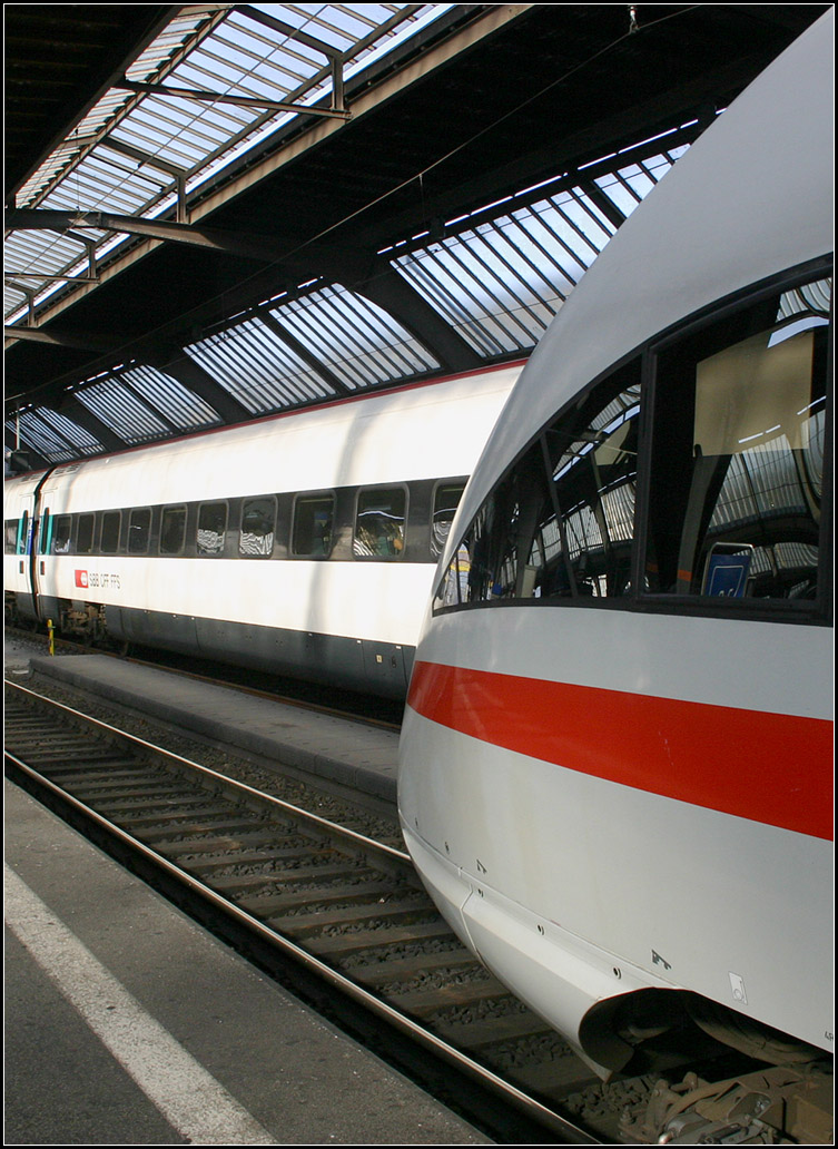 Zwei Schnelle für den Fernverkehr -

ICE-T und ICN im Züricher Hauptbahnhof. 

31.10.2006 (M)