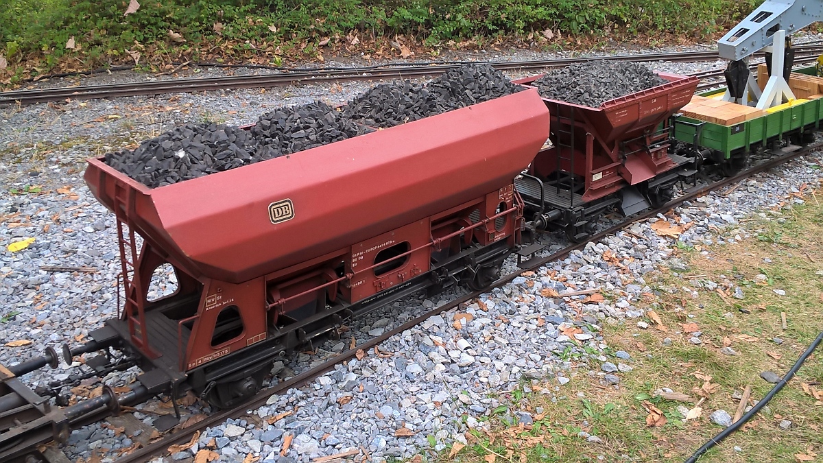 Zwei Schotterwagen beim Steampunk Picknick auf der Gartenbahn im Maximilian-Park in Hamm, 21.7.2018
