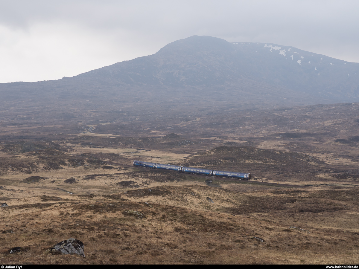 Zwei ScotRail 156 am 24. April 2019 auf dem Weg von Glasgow Queen Street nach Mallaig kurz nach Corrour.