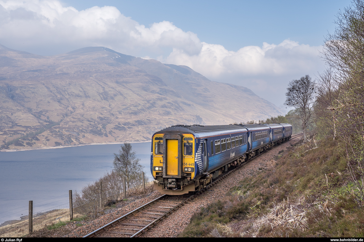 Zwei ScotRail 156 am 24. April 2019 auf dem Weg von Mallaig nach Glasgow Queen Street oberhalb des Loch Treig zwischen Tulloch und Corrour.