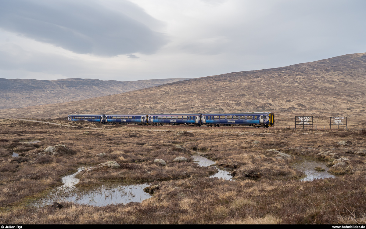 Zwei Scotrail Class 156 am 23. April 2019 auf dem Weg von Mallaig nach Glasgow Queen Street am Corrour Summit, dem höchsten Punkt der West Highland Line auf 411 m ü. M, kurz vor Corrour, dem höchsten Bahnhof im Britischen Vollbahnnetz.