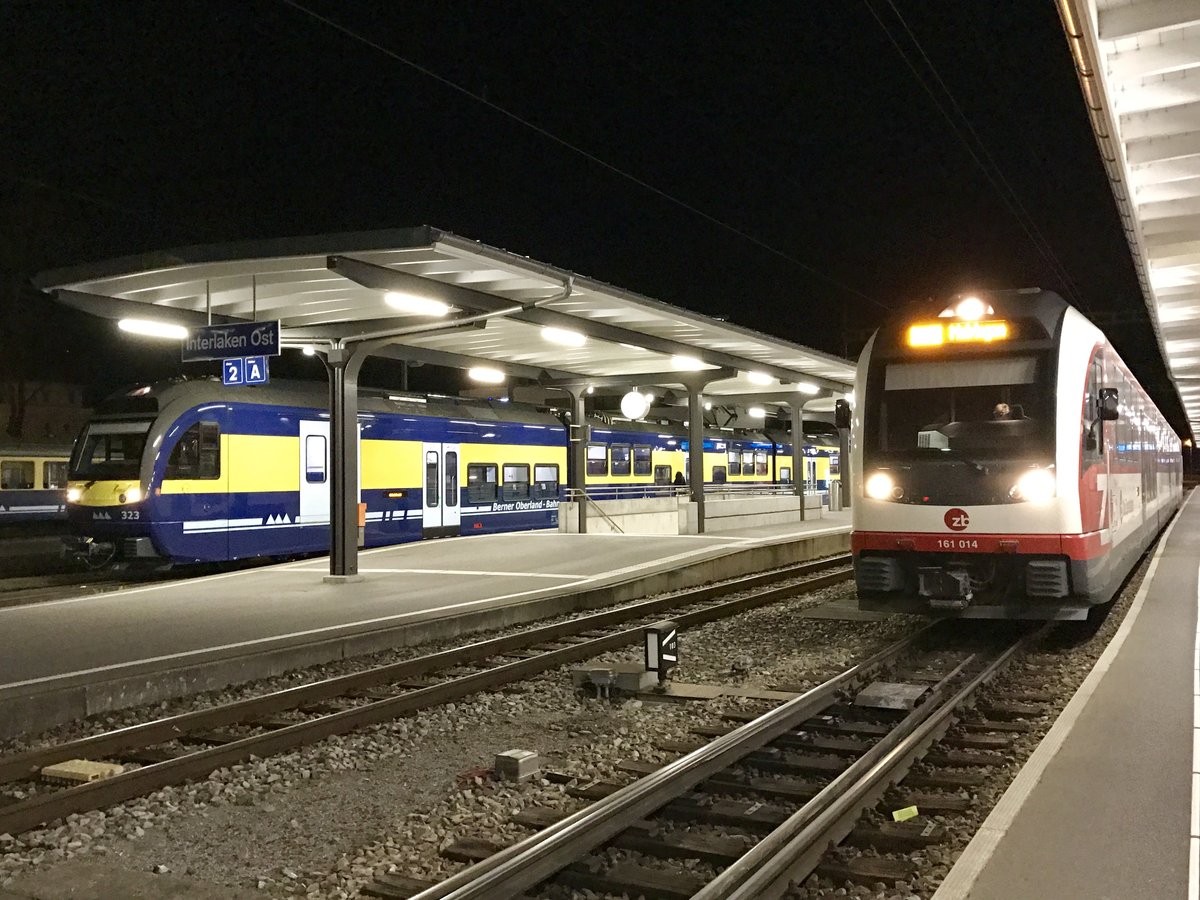 Zwei sehr änliche Stadler Fahrzeuge treffen sich am 29.3.17 in Interlaken Ost.
Der ABDeh 8/8 323 der BOB nach Grindelwald und der ABeh 161 014 der ZB nach Meiringen.