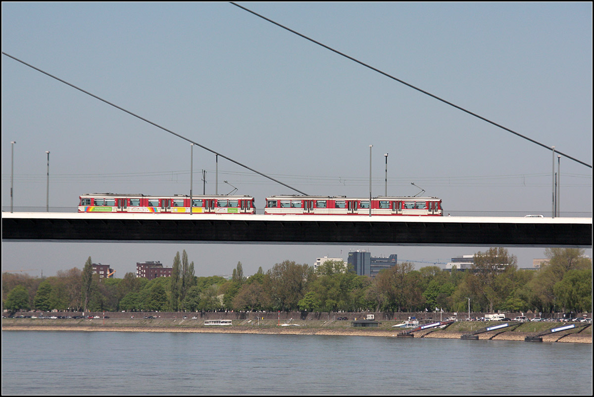 Zwei Seile, zwei Bahnen -

Eine Doppeltraktion aus zwei GT8SU der Rheinbahn auf der Oberkasseler Brücke in Düsseldorf. 

11.04.2011 (M)