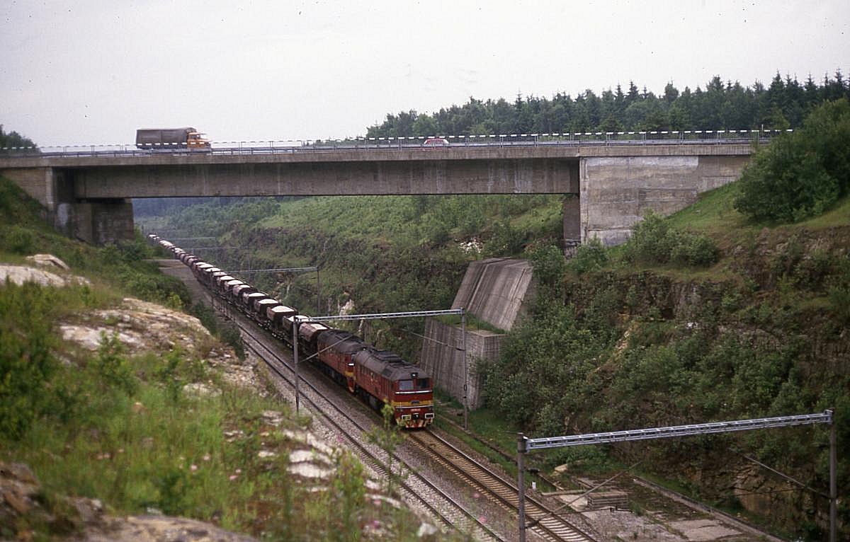 Zwei Sergej der Reihe T 679 sind am 20.6.1988 mit einem langen Güterzug bei Chodov
unterwegs und unterqueren die Straßenbrücke zwischen Sokolov und Karlovy Vary.