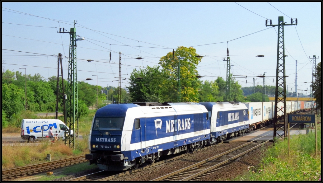 Zwei Siemens ER 20 der Metrans fahren mit einen langen Containerzug in Richtung Györ.
Hier zu sehen am Stadtrand von Komárom Anfang August 2015.