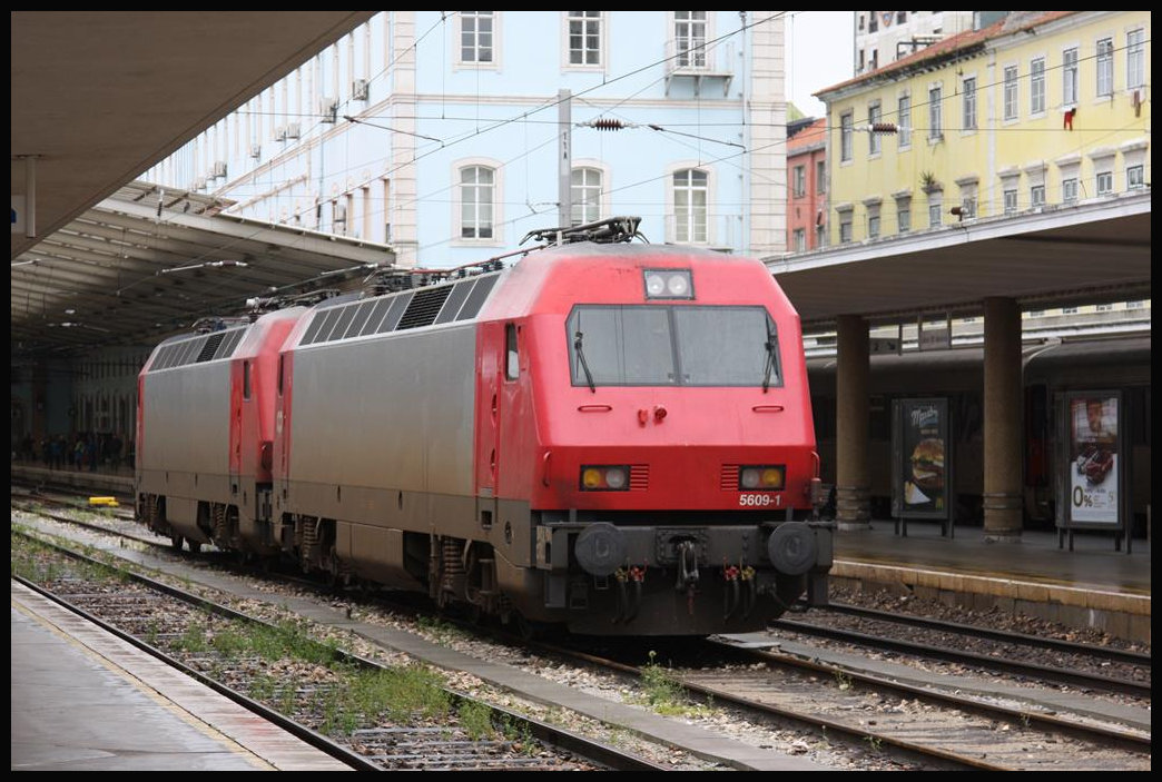 Zwei Siemens Loks der Reihe 65, vorn 5609, stehen am 19.3.2018 auf dem mittleren Abstellgleis im Kopfbahnhof Santa Apolonia in Lissabon und wrten auf ihr nächsten Einsätze.