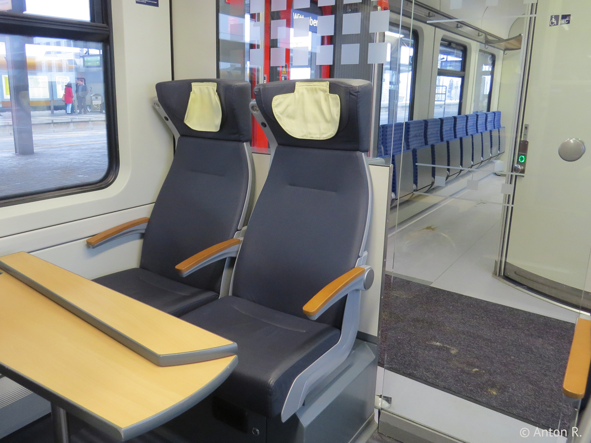 Zwei Sitzplätze mit Tisch in der 1. Klasse der S-Bahn Mittelelbe. Dort besteht die 1. Klasse aus insgesamt zwölf Sitzplätzen, welche allesamt mit einem großen Flügeltisch ausgestattet sind. Acht der Plätze befinden sich im hochflurigen Bereich vor dem Führerstand. Aufgenommen am 23. Januar 2016 in der S1 von Wittenberge nach Stendal.