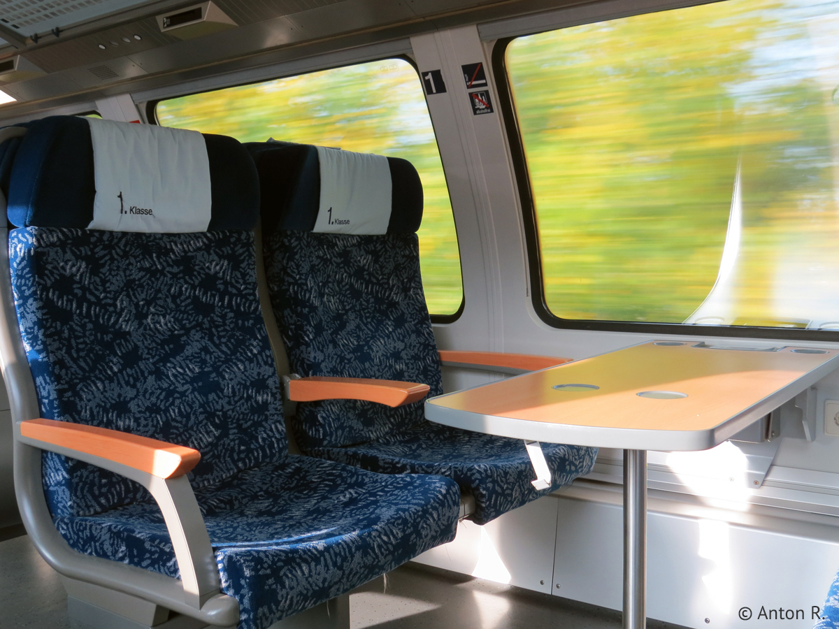 Zwei Sitzplätze einer Vierer-Sitzgruppe der 1. Wagenklasse im Metronom-DABpbzkfa (Nordsee-Takt zwischen Hamburg Hbf und Cuxhaven). Aufgenommen im Oktober 2015.