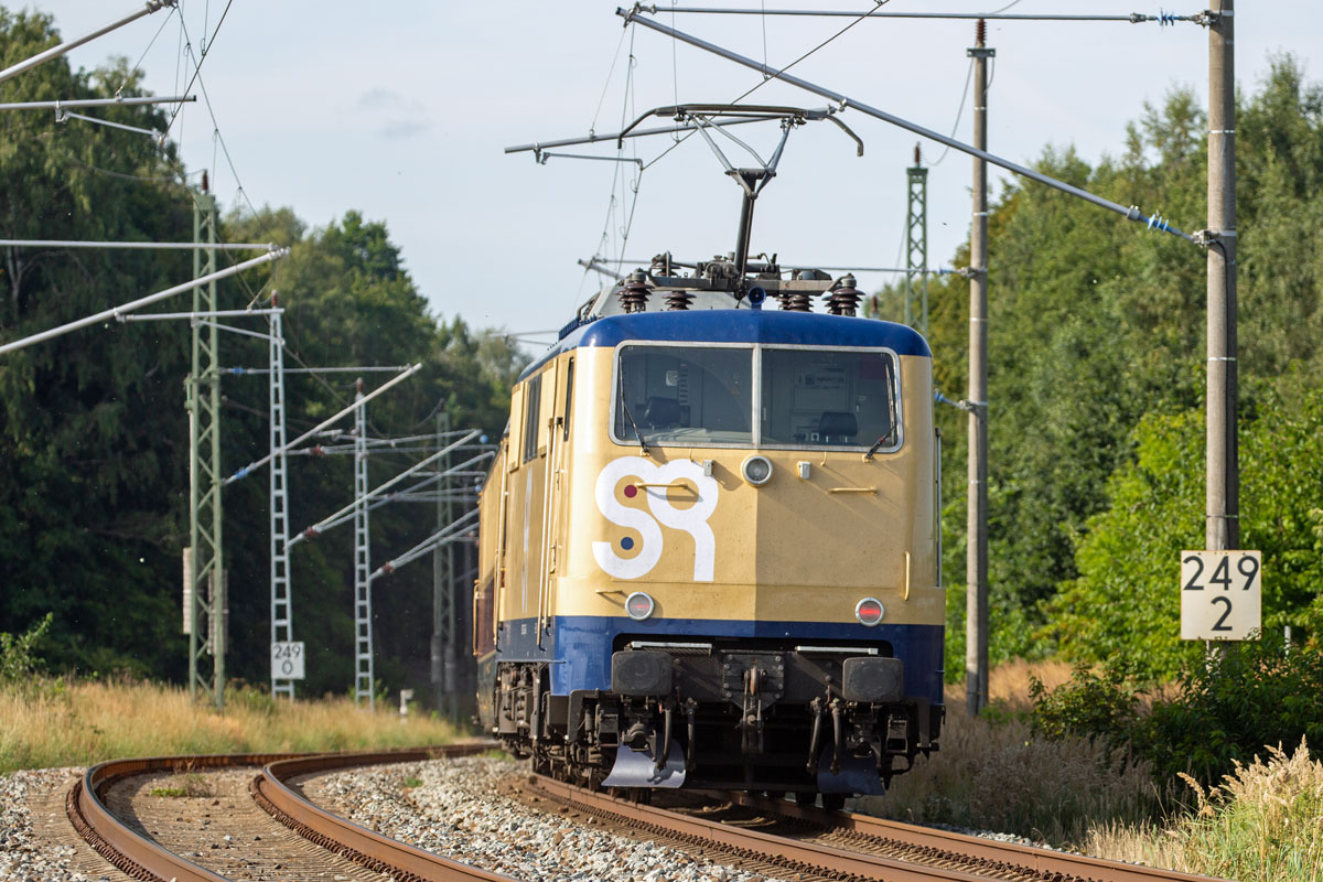 Zwei SMARTRAIL Lok’s der BR 111 (223) mit AKE RHEINGOLD-Sonderzug vom Ostseebad Binz kommend nach Koblenz, auf dem zweigleisigen Streckenabschnitt zwischen Bergen auf Rügen und Teschenhagen. - 01.09.2021

