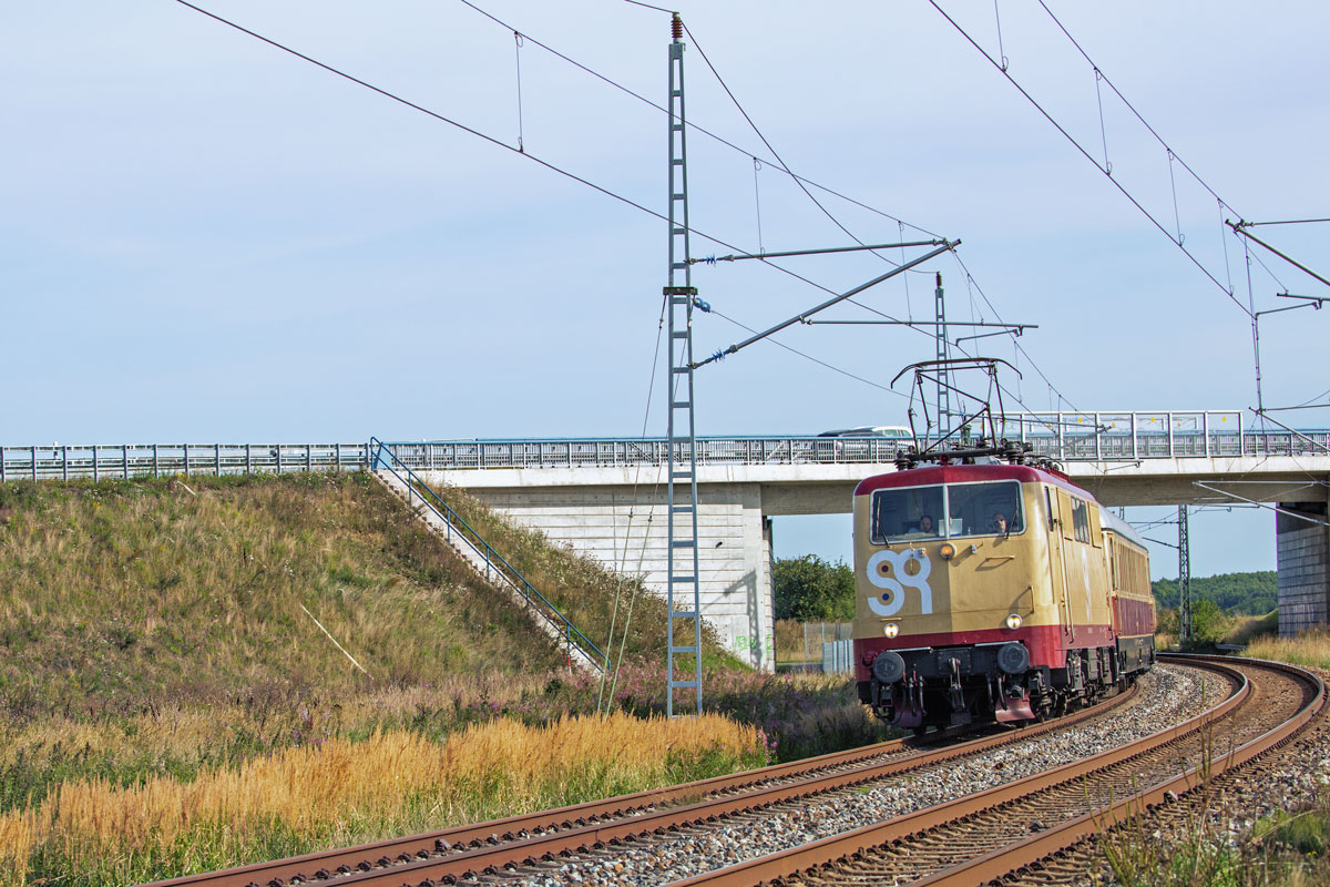 Zwei SMARTRAIL Lok’s der BR 111 (057) mit AKE RHEINGOLD-Sonderzug vom Ostseebad Binz kommend nach Koblenz, auf dem zweigleisigen Streckenabschnitt zwischen Bergen auf Rügen und Teschenhagen. - 01.09.2021

