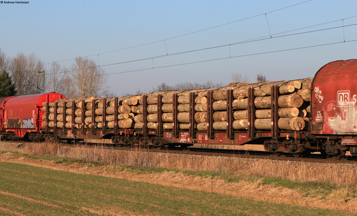 Zwei Snps beladen mit Holz im EZ 45007 (Mannheim Rbf - Chiasso SM) bei Riegel 4.3.22