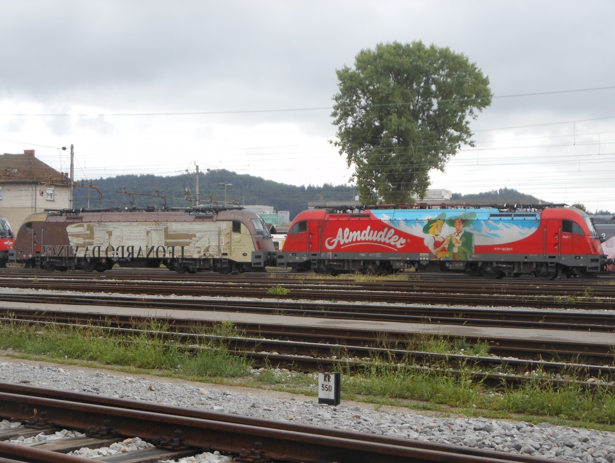 Zwei Sonderloks auf einen Streich dürfte so ziemlich das Maximum sein, das einem Eisenbahnfreund in Slowenien widerfahren kann, so wie hier am 28.7.2015 auf dem Bahnhof der Hauptstadt Ljubljana.