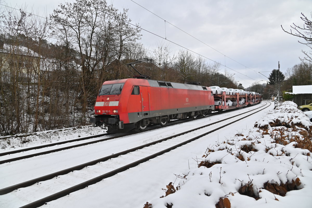 Zwei Spuren im Schnee und ein einsamer Audizug. 152 152-5 zieht den Millionen am heutigen Mittag durch Neckargerach. 26.1.2021