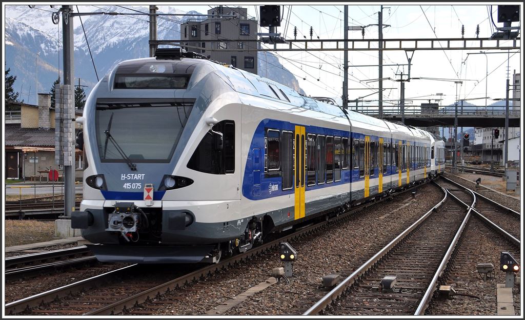 Zwei Stadler FLIRT 415 075 und 415 076 für H-Start Ungarn verlassen im Schlepp einer ÖBB-Lok den Grenzbahnhof Buchs SG. (15.01.2015)