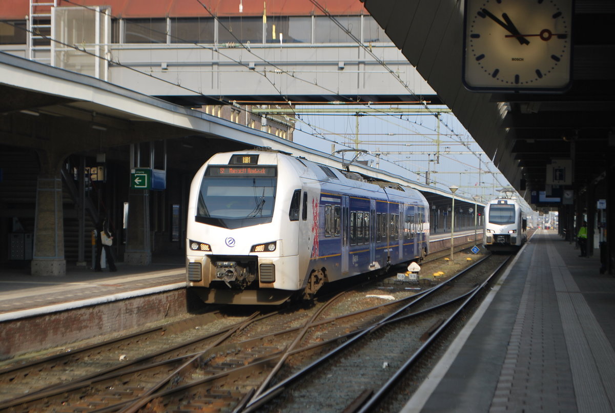 Zwei Stadler-Triebzüge (Flirt 3) von Arriva DB fahren parallel durch den Bhf Maastricht. 9. Februar 2018.