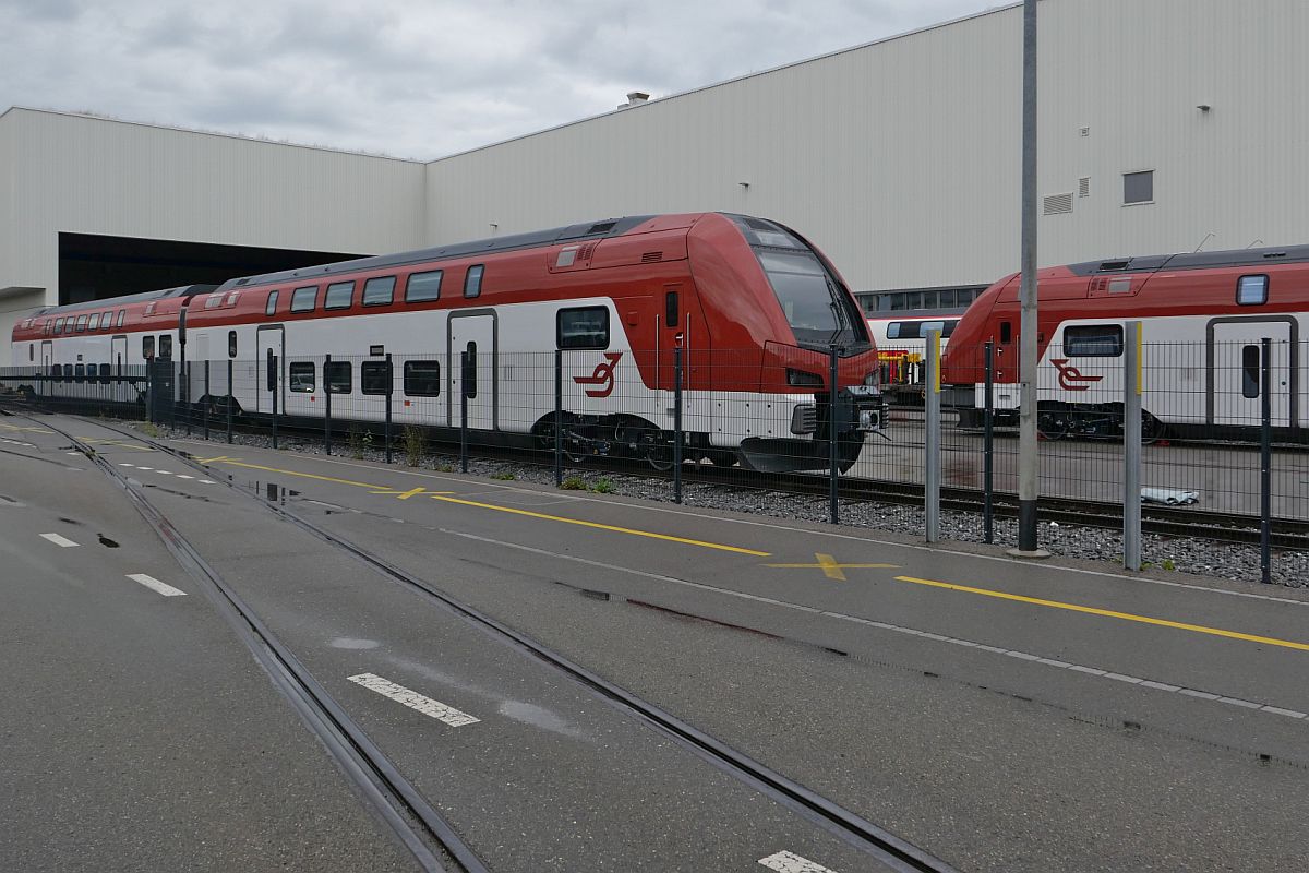Zwei Steuerwagen und ein Mittelwagen für die schwedische Bahngesellschaft  Tåg i Bergslagen  im Werk St. Margrethen von Stadler (24.09.2022)