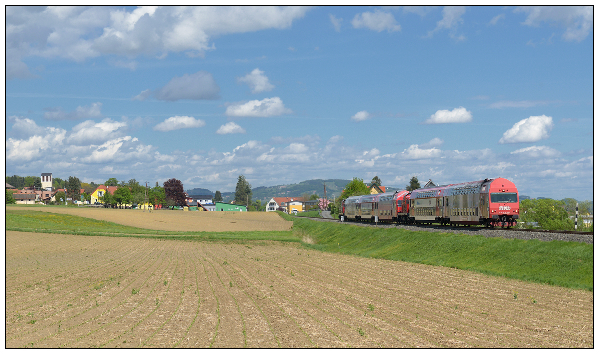 Zwei Stockwaggongarnituren in einem Zugverband sieht man bei der GKB recht selten, eigentlich nur in Ausnahmefällen, so wie am 30.4.2020. Da ab 4.5.2020 der Zugverkehr fast wieder nach dem gewöhnlichen Fahrplan abgewickelt wird, wurden heute die Garnituren für die ab Montag wieder verkehrenden 8554 (vordere Garnitur mit 1500.4) und 4354 (hintere Garnitur mit 1500.5) als LP 8519 nP von Graz nach Wies überstellt. Die Aufnahme entstand kurz nach der Durchfahrt in Pölfing-Brunn, rund 2 Minuten vor dem Zielbahnhof entfernt. 