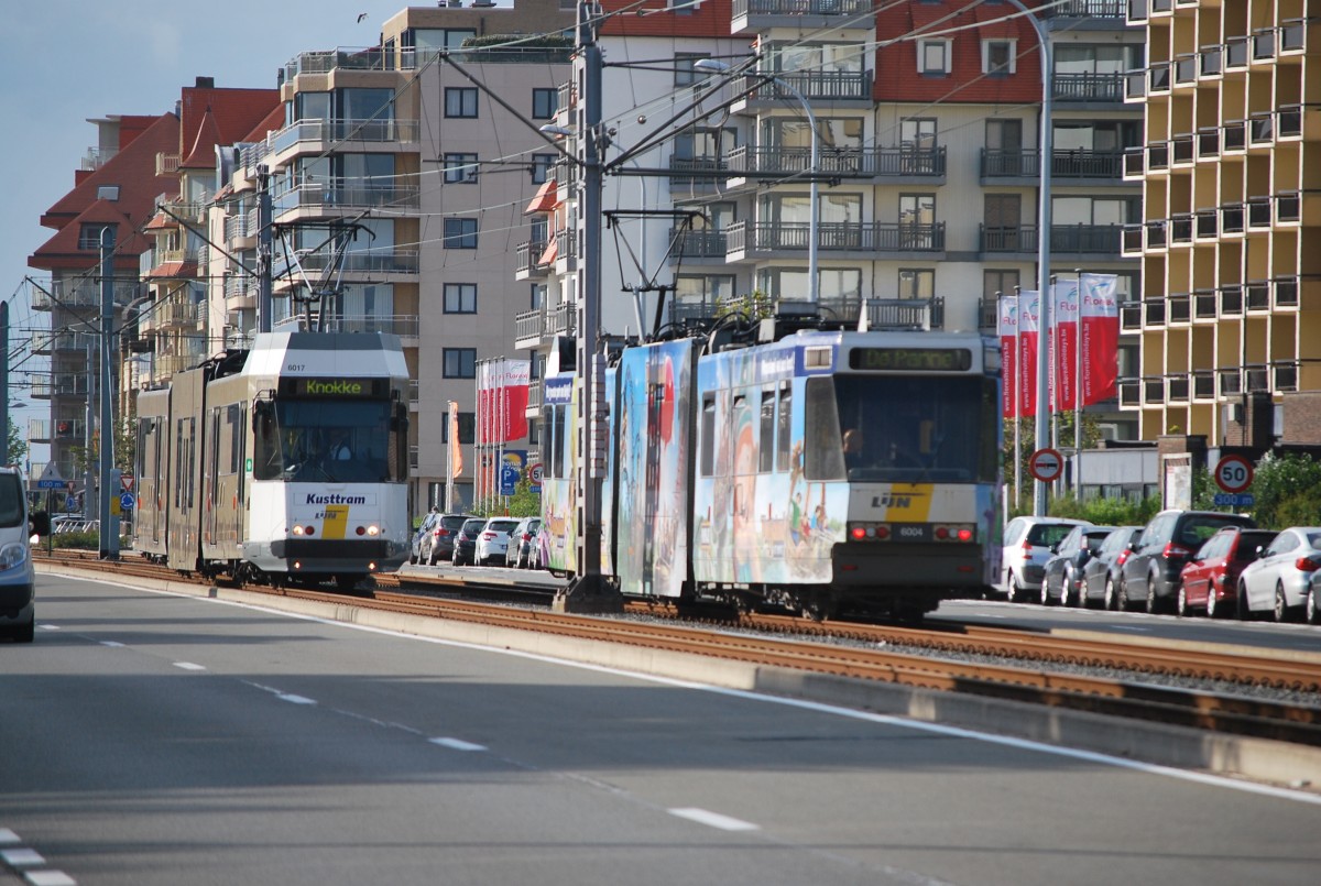 Zwei Straßenbahnen von  De Lijn  (Kusttram, Baureihe BN) begegnen sich in Nieuwpoort-Bad (August 2014).