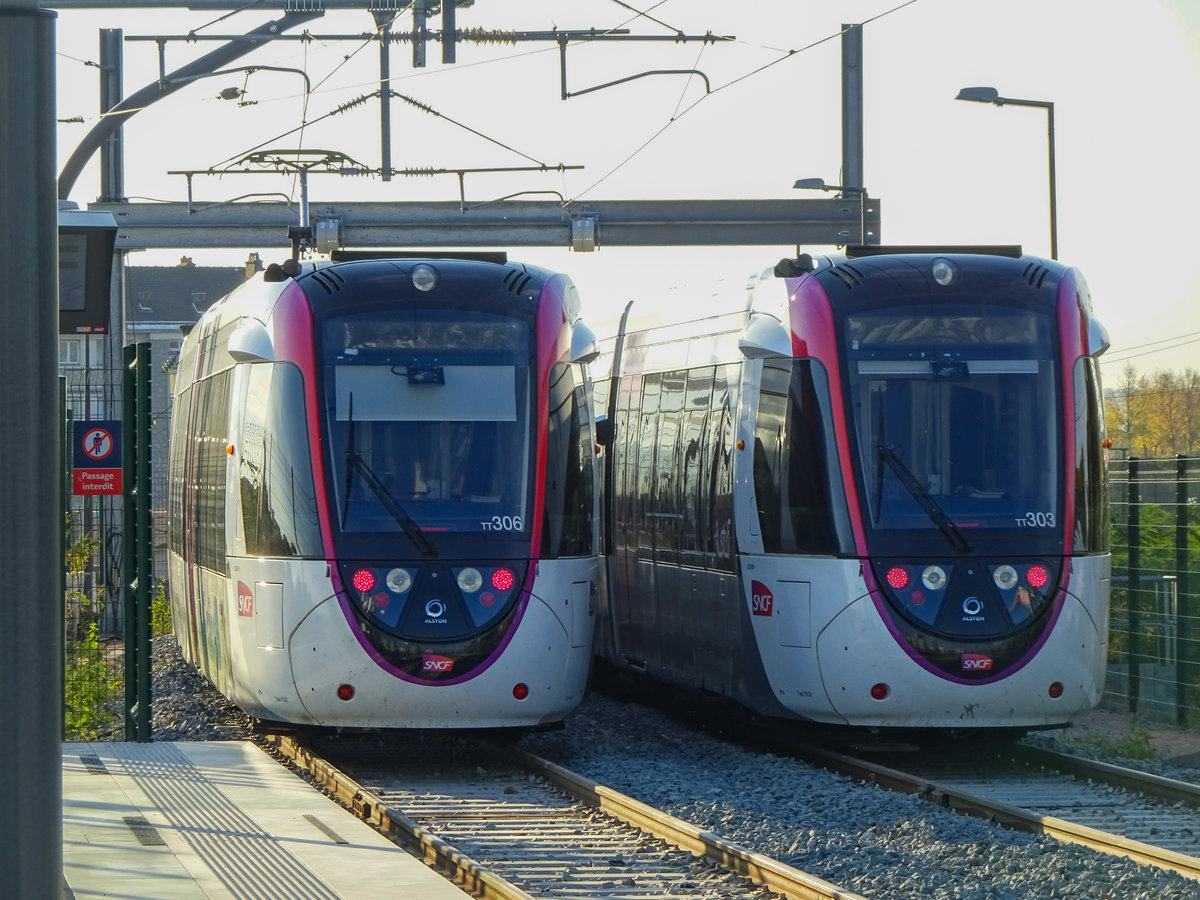 Zwei Straßenbahnen der Pariser Linie T11 abgestellt in Le Bourget, 15.10.2018.