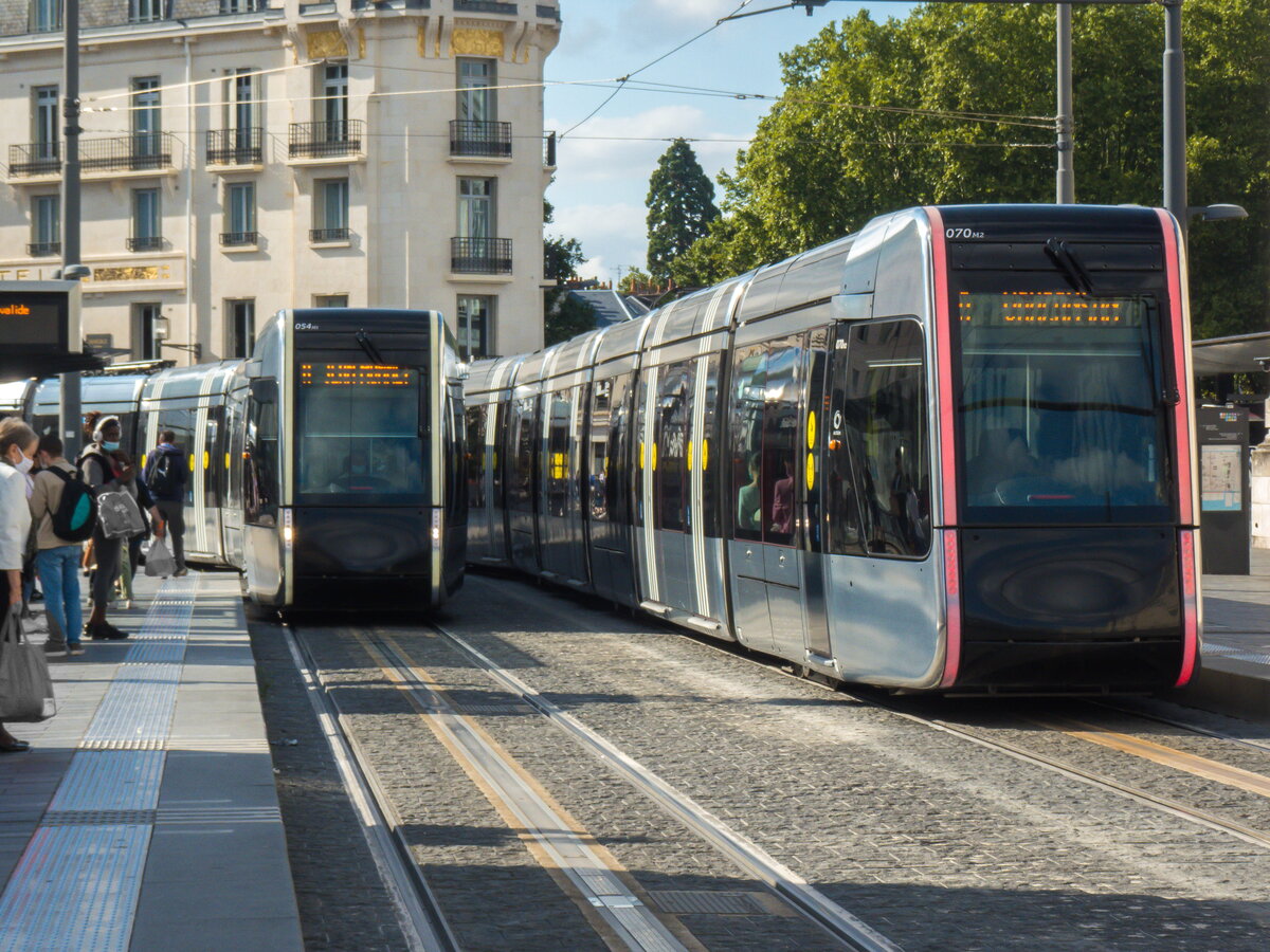 Zwei Straßenbahnen der Stadt Tours auf der Linie A treffen sich am Hauptbahnhof, 30.07.2021.