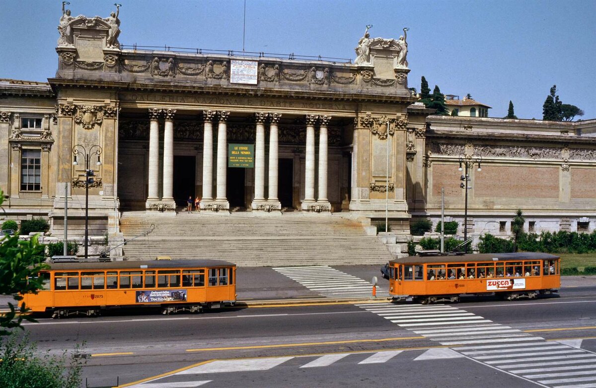 Zwei Straßenbahnen vor der Nationalgalerie Roms, 13.06.1987