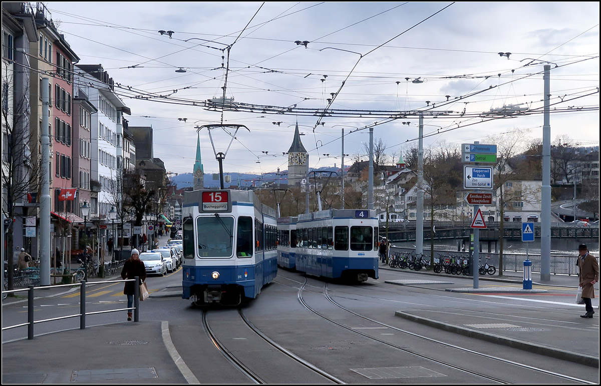 Zwei Straßenbahnen, zwei Türme - 

Begegnung zweier Tram 2000 der Linien 15 und 4 an der Umsteigehaltestelle Central in Zürich.

12.03.2019 (M)