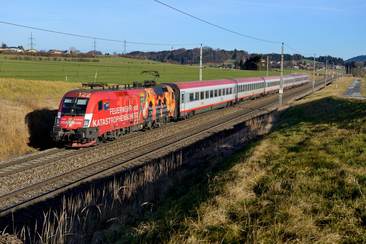 Zwei Stunden später war der nächste Werbetaurus fällig: Am 25. Dezember 2015 bespannte die 1016.048 den IC 640 von Flughafen Wien Bahnhof nach Salzburg HBF. Bei Köstendorf hat der Zug sein Ziel bald erreicht. Den Feuerwehr-Taurus hatte ich zwar schon vor ein paar Tagen erwischt, diesmal konnte ich allerdings die rote Seite des gelungenen Werbe-Stiers ablichten.