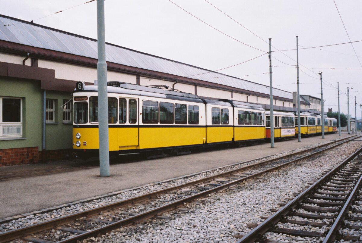 Zwei Stuttgarter Straßenbahnzüge ( DoT4 und  Schiffchen ) vor dem Bw Albplatz. Solche Züge wurden noch 1983 und 1984 auf Linien der SSB eingesetzt (leider nicht oft...). 