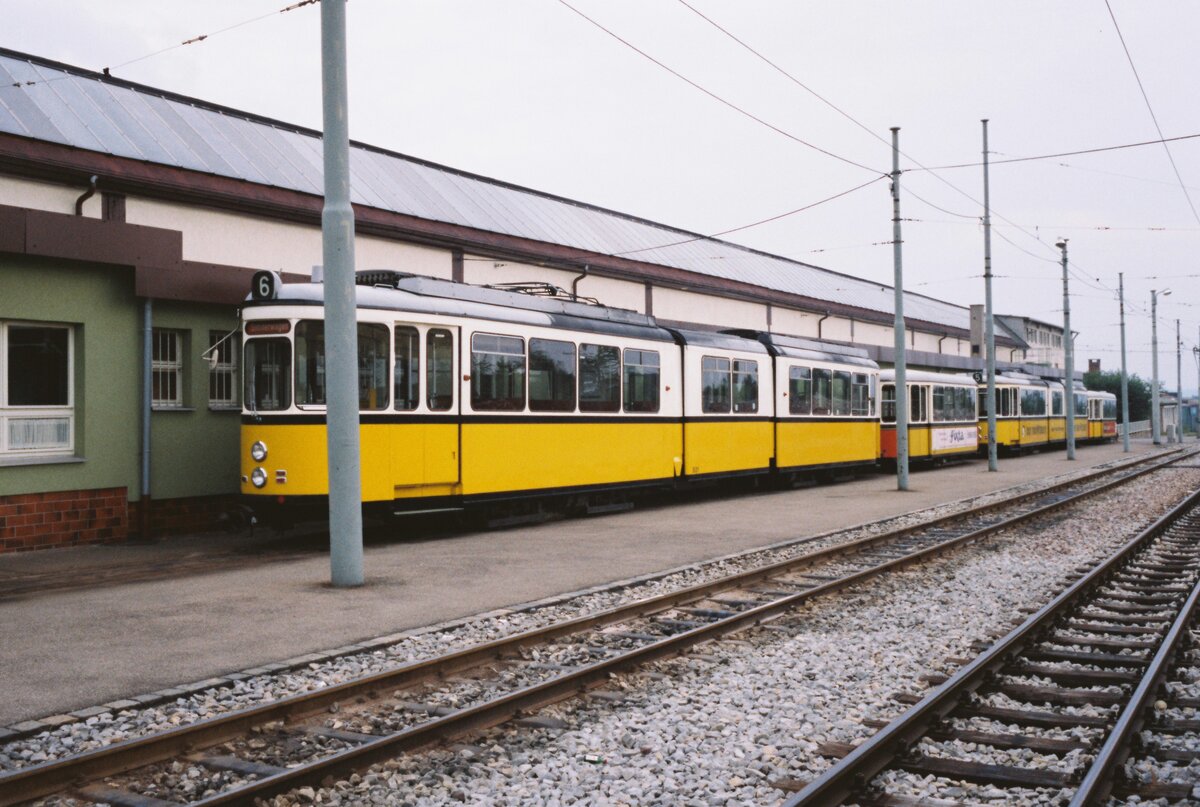 Zwei Stuttgarter Straßenbahnzüge (DoT4 931 und  Schiffchen  sowie DoT4 932 und BW 1602) vor dem Bw Albplatz. Solche Züge wurden noch 1983 und 1984 auf Linien der SSB eingesetzt (leider nicht oft). 