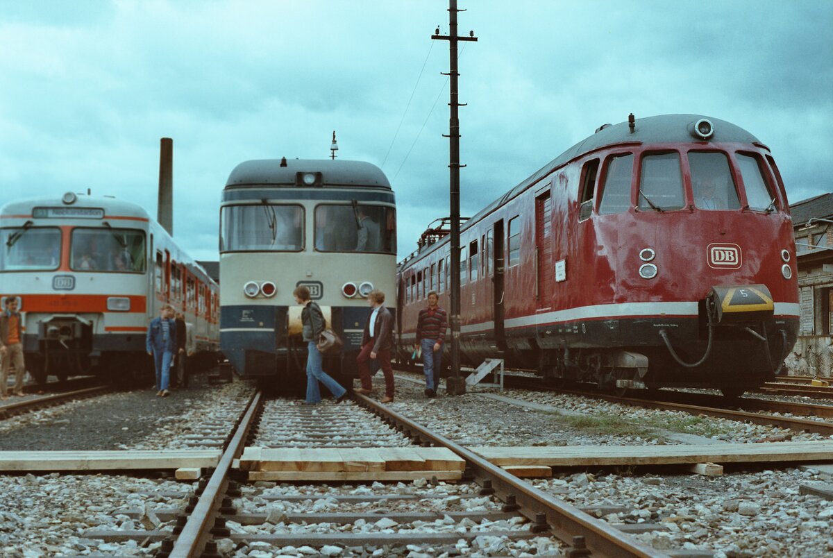 Zwei Stuttgarter Vorortzüge und rechts daneben ein ET 56 der DB (danach DB-Baureihe 456) auf dem Areal neben dem Stuttgarter Hauptbahnhof bei einer Feier des BDEF.
Datum: 31.05.1984