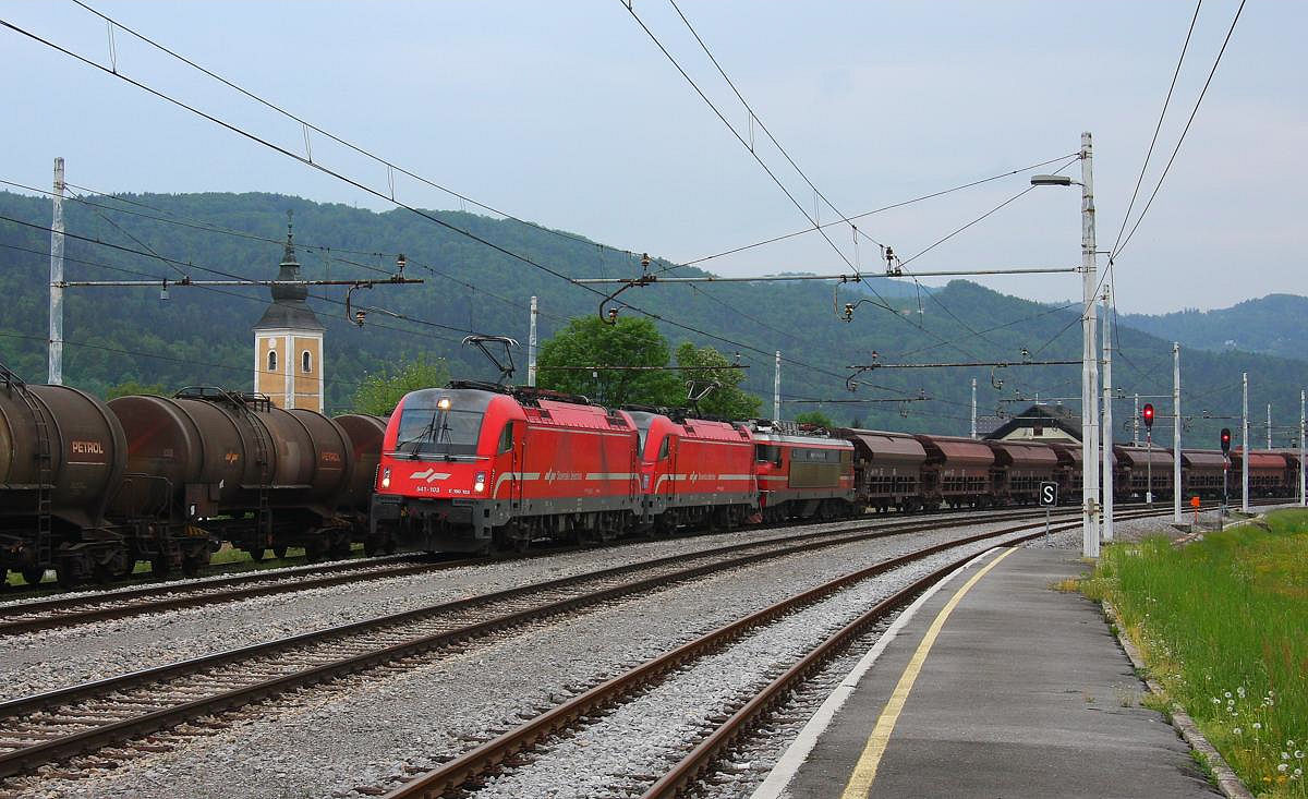 Zwei SZ Tauri und eine 363 im Schlepp sind am 2.5.2013 mit einem Schotterzug in Richtung Dobova bei Breg unterwegs. Es führt der Taurus 541103.