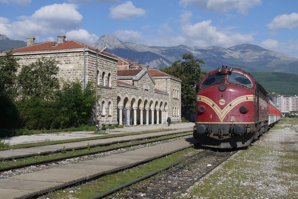 Zwei tgliche Zugpaare erreichen Peja (serbisch: Pec) im Westen des Kosovo, ein Regionalzug und ein IC. Beide Leistungen werden von derselben Garnitur erbracht: einer NoHAB (hier Nr. 007) und vier 2. Klasse-Wagen ex BB. Im Bild der Regionalzug nach Prishtina, Abfahrt in ca. zwei Stunden.
