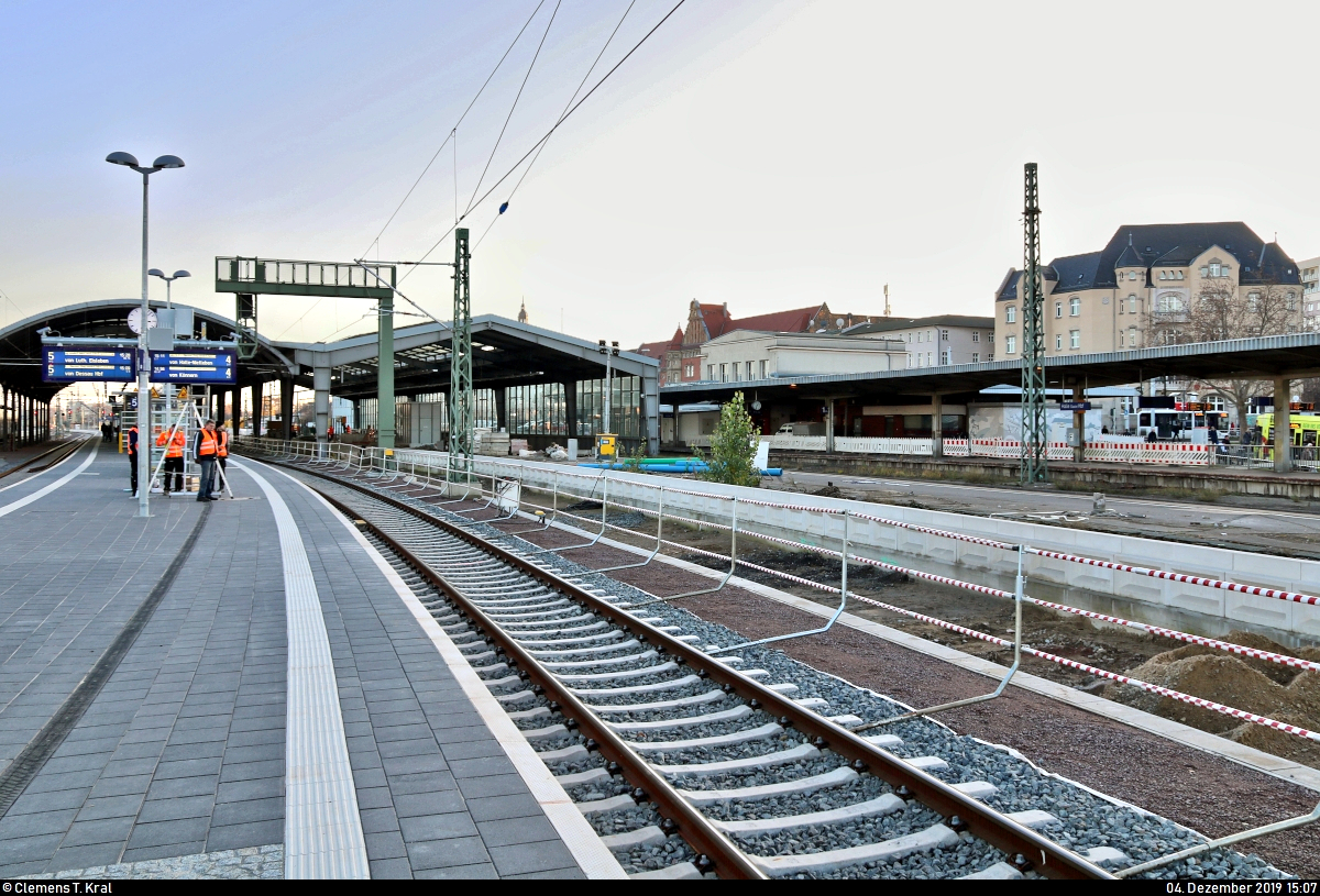 Zwei Tage nach der offiziellen Inbetriebnahme der Westseite in Halle(Saale)Hbf (Gleise 4–7) laufen die Arbeiten auf den seit dem 28.11.2019 gesperrten, noch zu erneuernden Gleisen 1 bis 3 auf Hochtouren. Mittlerweile wurde auch die Trennwand auf Bahnsteig 2/3 abgetragen, sodass man freien Blick auf das Baugeschehen hat.
Hier ein Blick Richtung Bahnsteighalle mit Elektrotechnik-Team auf Bahnsteig 4/5.
Bis zum Februar 2021 soll dann die gesamte Westseite und damit der Hauptbahnhof im Rahmen des Verkehrsprojekts Deutsche Einheit Nr. 8 (VDE 8) vollständig modernisiert sein.
Aufgenommen im Gegenlicht.
[4.12.2019 | 15:07 Uhr]