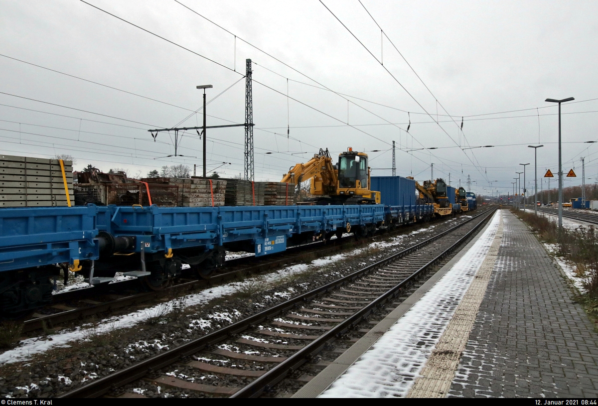 Zwei Tage vor Baustart hat die Firma Jaeger den Bahnhof Angersdorf bereits vereinnahmt. Zum Aufnahmezeitpunkt parkte auf Gleis 4 ein Bauzug, u.a. bestückt mit Containern, Betonteilen, Baggern und zwei Rammen auf Flachwagen der Gattung  Res  und  Samms 710 , die für die hochkomplexe Baumaßnahme im äußeren Knoten Halle (Saale) benötigt werden.
Aufgrund der Lage des Bahnsteigs habe ich das Gespann nur teilweise ins Bild bekommen.

🧰 Jaeger Spezial- und Tiefbau GmbH + Co KG / Heicon Service GmbH + Co KG (Jaeger Bernburg)
🚩 Bahnstrecke Halle–Hann. Münden (KBS 590)
🕓 12.1.2021 | 8:44 Uhr