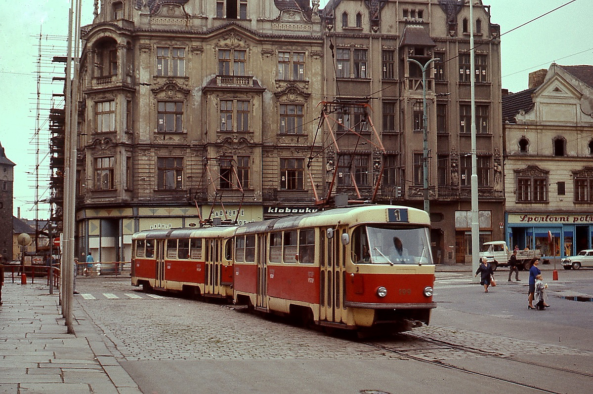 Zwei Tatra-T3 mit dem führenden Tw 199 im August 1977 auf dem namesti Republiky