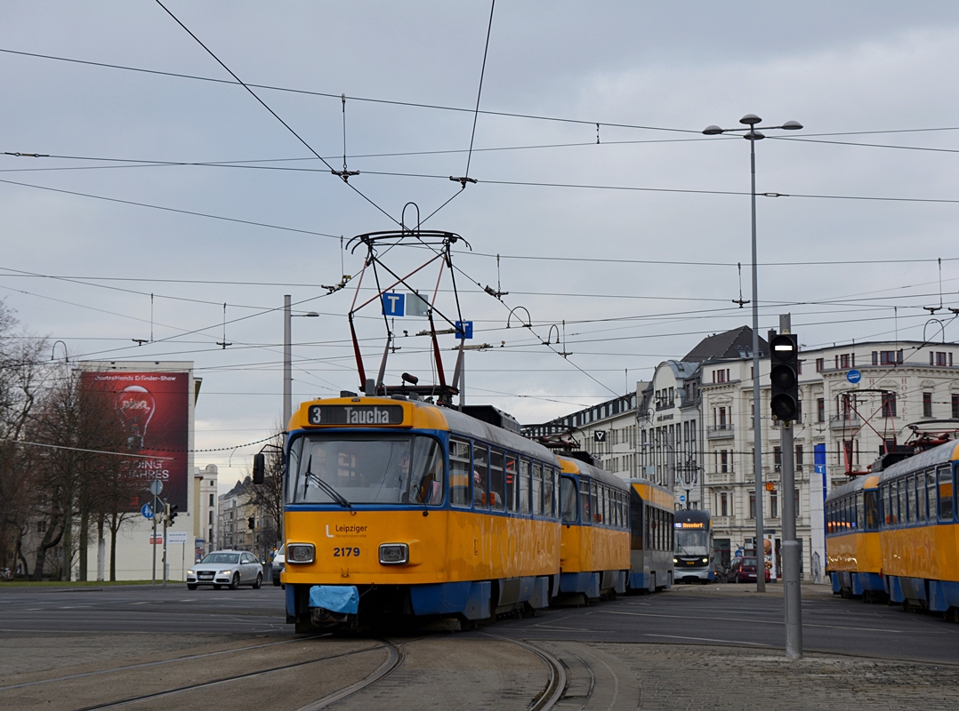 Zwei Tatra T4 Wagen und ein Beiwagen des Typs NB4 von Bombardier als Linie 3 nach Taucha. Leipzig, Goerdelerring, 12.02.2018.