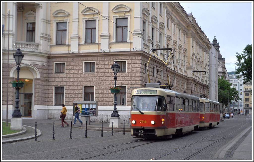 Zwei Tatra Trams vor dem slowakischen Nationaltheater in Bratislava. (31.05.2014)
