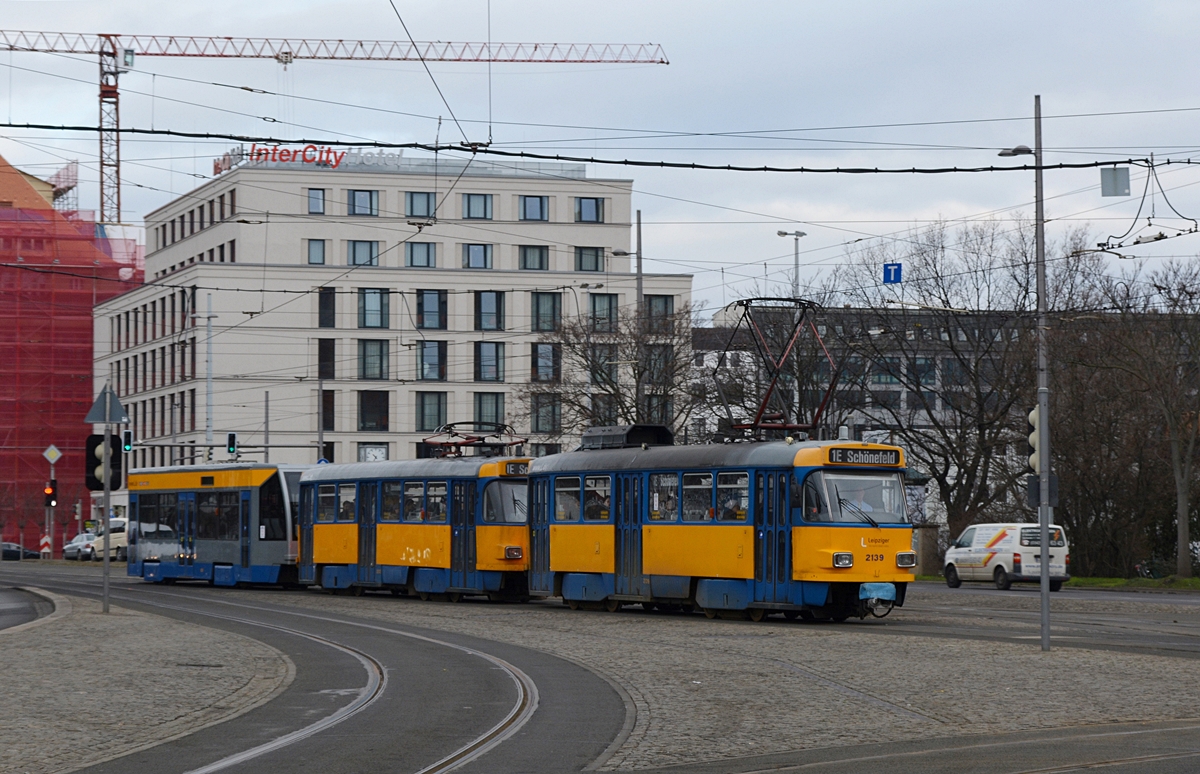 Zwei Tatra Wagen und Ein NB4 auf der Linie 1E erreichen die Haltestelle Hauptbahnhof. Leipzig, Willy-Brandt-Platz, 12.02.2018.
