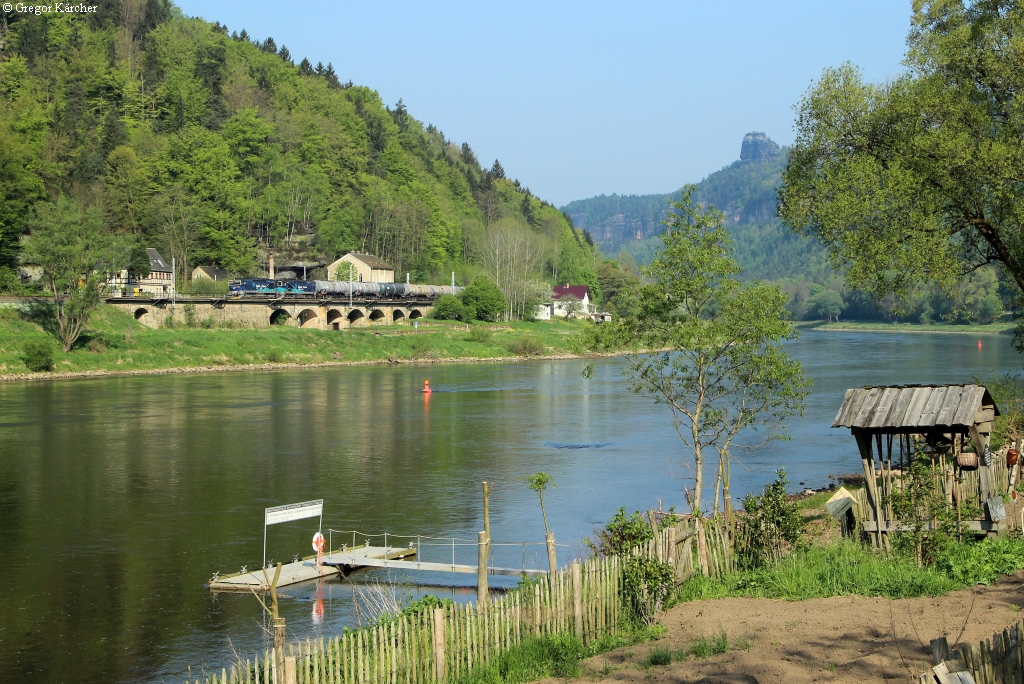 Zwei Taucherbrillen mit einem Ölzug Richtung Tschechien bei Schmilka-Hirschmühle, 24.04.2014.
