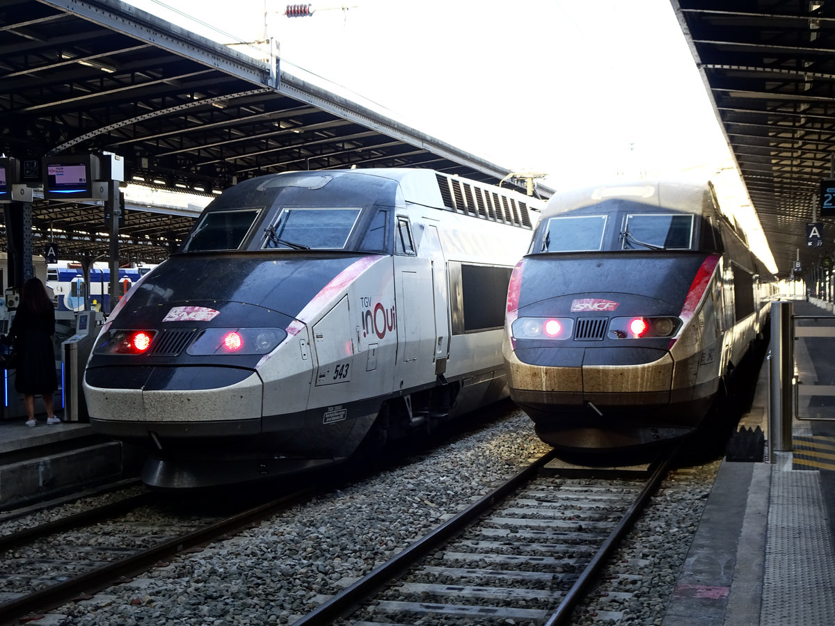 Zwei TGV der ersten Generation stehen im Pariser Bahnhof Gare de l'Est, 15.10.2018.