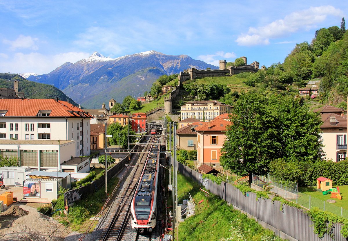 Zwei TILO FLIRT-Züge Serie 524 (vorn 524 104) verlassen Bellinzona als S10 nach Como in Italien. 5.Mai 2019   
