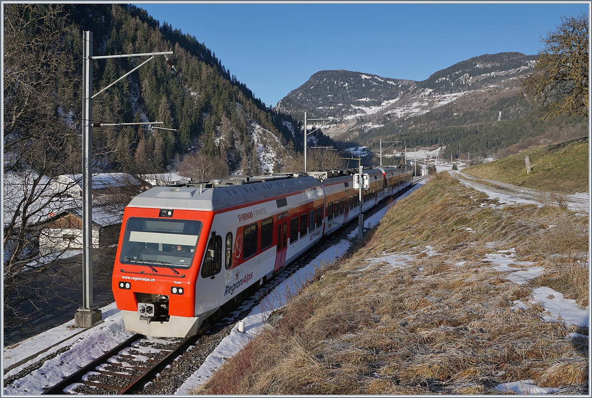 Zwei TMR NINA Triebzüge RABe 525 von Martigny kommend erreichten in Kürze ihr Ziel Le Châble, wo Anschluss nach Verbier besteht. 

9. Februar 2020