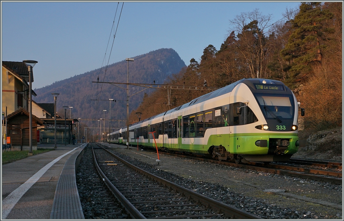 Zwei TransN Flirts verlassen Chambrelien Richtung Le Locle. 
18. März 2016