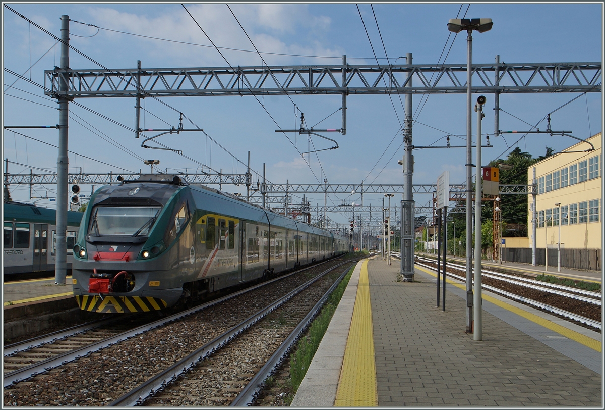 Zwei Trenord ETR 425 nach Tirano erreichen Monza. 
22. Juni 2015