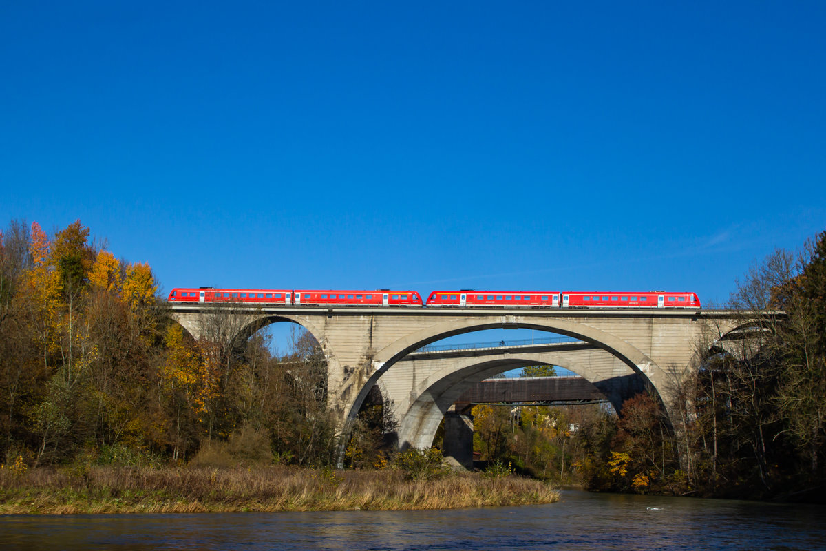 Zwei Triebfahrzeuge der Baureihe 612 auf der Illerbrücke in Kempten. 31.10.20