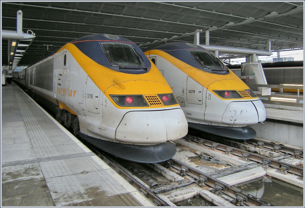 Zwei Triebköpfe und dazwischen 18 Wagen, - da ist natürlich die von William Barlow von 1868 bis 1875 erbaute 73.2 lange Halle zu kurz, also musste für den Eurostar in St Pancras eine für meinen Begriff wenig gelungene Verlängerung gebaut werden. 
13. April 2008

Hinweis: Weitere Impressionen vom Bahnhof St Pancras können in Städte-fotos.de betrachtet werden.