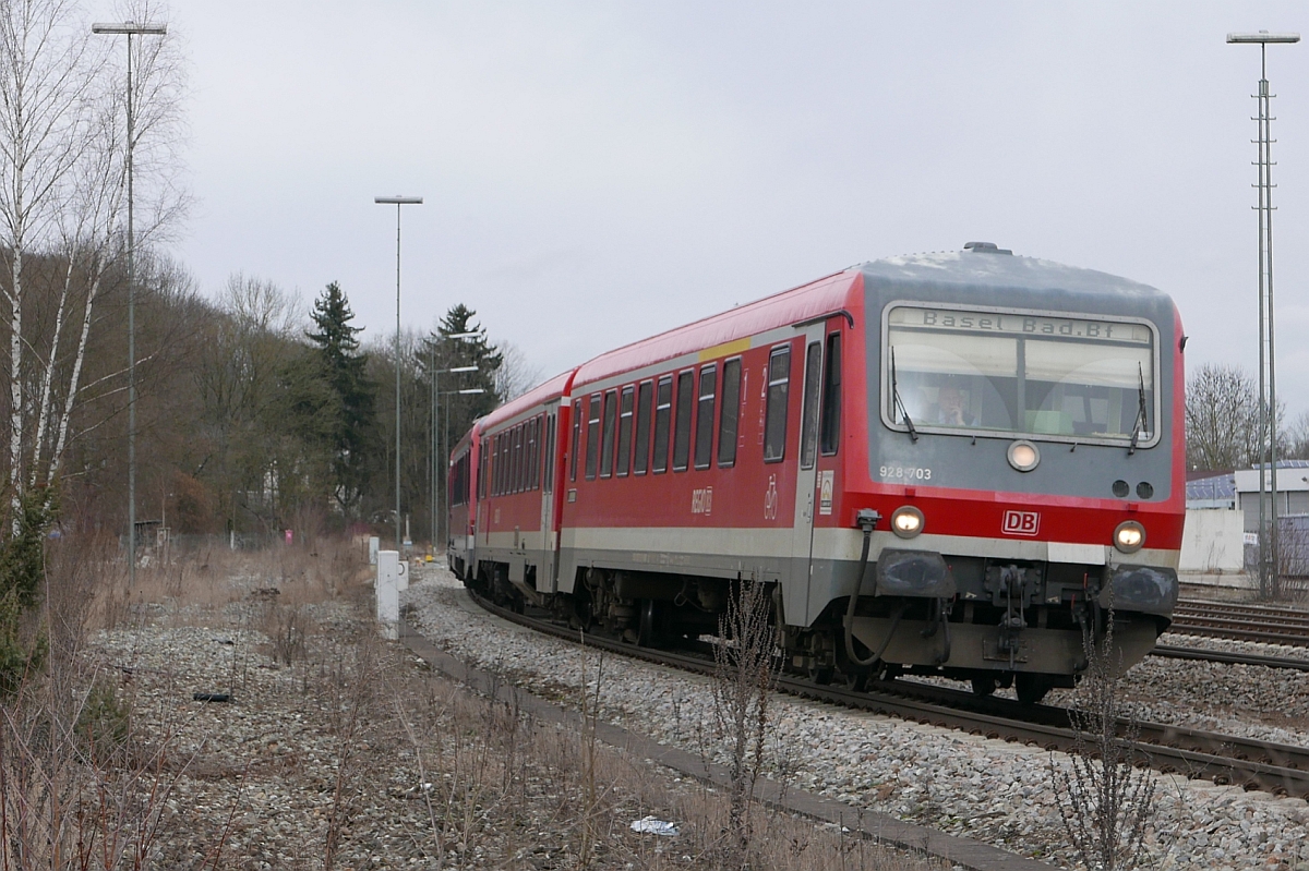 Zwei Triebwagen der Baureihe 628/928 fahren als IRE 69566 nicht wie auf der Zugzielanzeige aufgef�hrt nach Basel Badischer Bahnhof sondern auf Grund von Gleisbauarbeiten nur bis nach Friedrichshafen. Aufnahme entstand am 08.03.2017 in Biberach (Ri�).